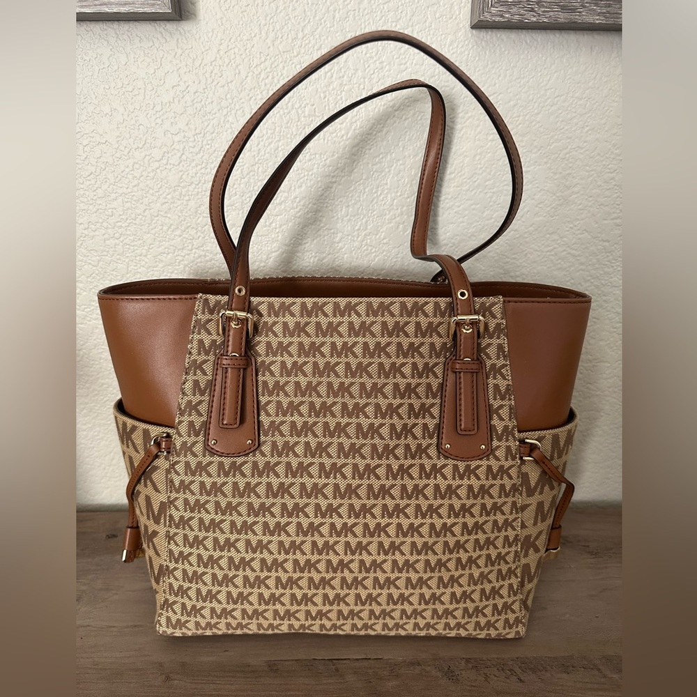 EXCELLENT CONDITION MICHAEL KORS PURSE lots of pocketsSUPER CLEAN MK
